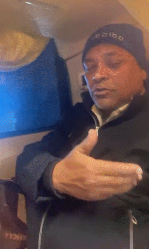 बस में करीब 30 से ज्यादा यात्री फंसे हुए हैं।