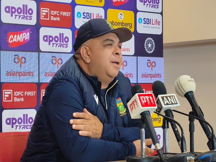 दक्षिण अफ्रीका के कोच शुकरी कॉनराड मीडिया से बात करते हुए।