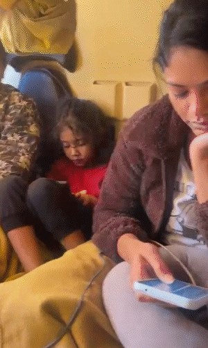 एक-एक सीट पर 5 से 6 यात्रियों को बैठकर यात्रा करनी पड़ी।