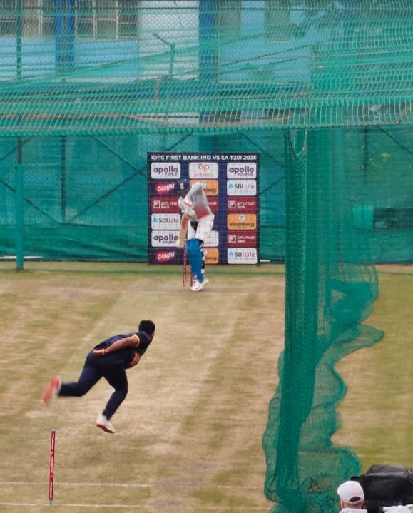 धर्मशाला में कल के मैच से पहले अभ्यास करते हुए भारतीय टीम।