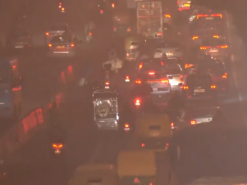 दिल्ली की हवा जहरीली, GRAP-4 की पाबंदियां लागू:  कंस्ट्रक्शन वर्क पूरी तरह बंद, ऑफिसों में आधे कर्मचारियों को ही आने की परमिशन होगी