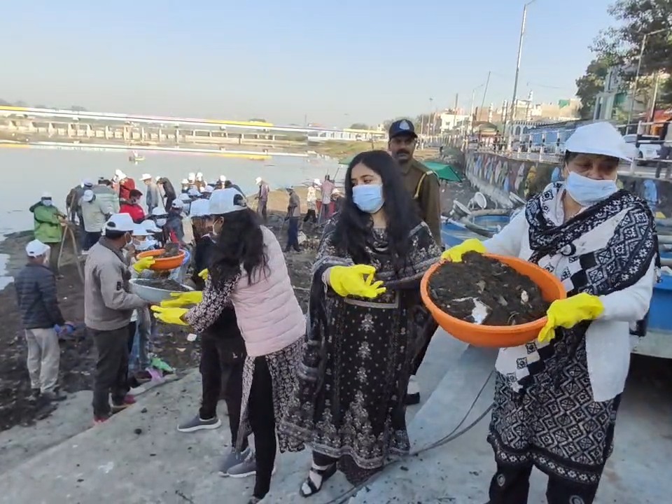 सफाई या सिर्फ दिखावा? कुंदा नदी में अब भी कीचड़ का ढेर सफाई या सिर्फ दिखावा? कुंदा नदी में अब भी कीचड़ का ढेर