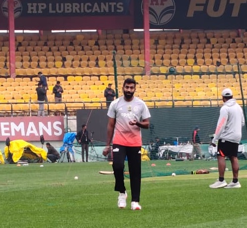 भारतीय तेंज गेंदबाज जसप्रीत बुमराह बॉलिंग का अभ्यास करते हुए।