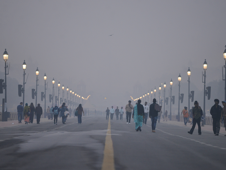 दिल्ली के आनंद विहार में शनिवार शाम स्मोग( धुंध) की लेयर दिखाई दे रही थी। - Dainik Bhaskar