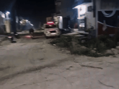 हादसे के बाद रात को मौके पर मौजूद परिजन।