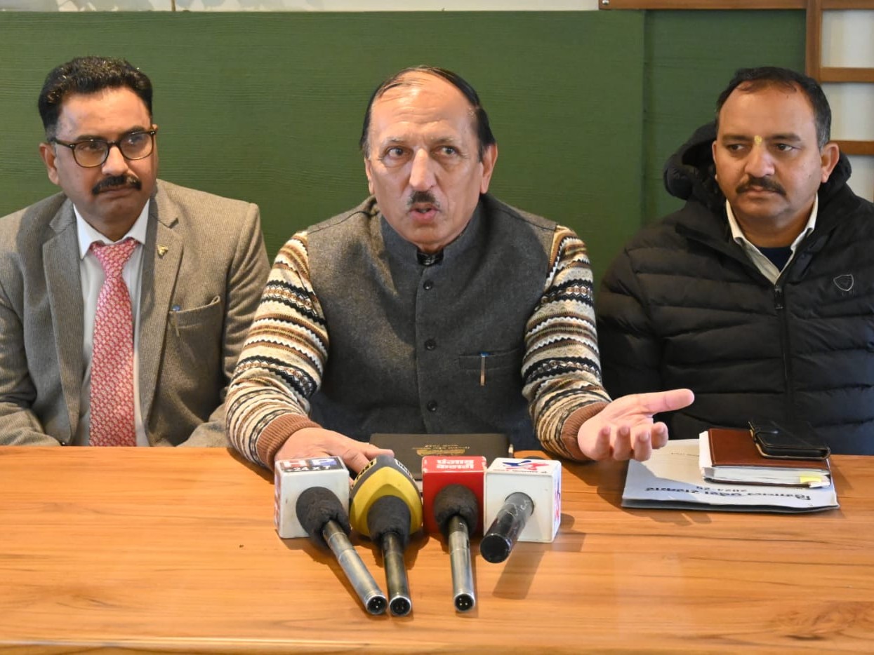 मंडी में मीडिया से बातचीत करते हिमाचल प्रदेश खाद्य आयोग के आयुक्त एसपी कत्याल।