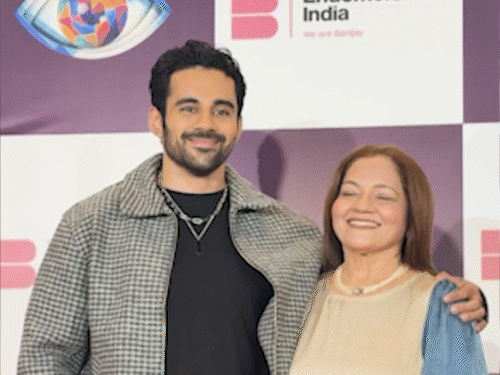 अभिषेक बजाज अपनी मां के साथ पहुंचे।