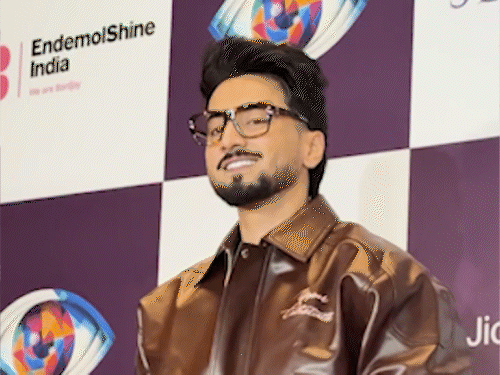 सोशल मीडिया इंफ्लुएंसर फैजू भी दिखे।