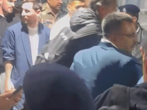 कोलकाता एयरपोर्ट से बाहर निकलते मेसी।