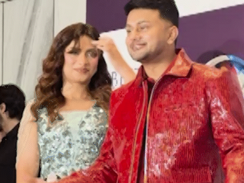 आवेज दरबार अपनी गर्लफ्रेंड नगमा के साथ पहुंचे।