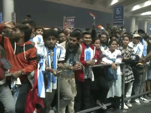 मेसी को देखने के लिए कोलकाता एयरपोर्ट पर फैंस की भीड़।