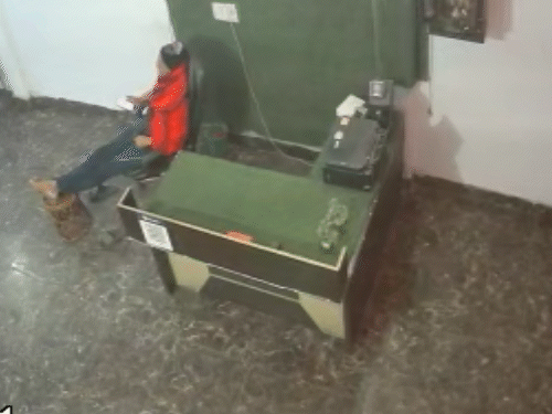 कनिना येथील त्यांच्या ठिकाणी खुर्चीवर झोके घेणारे मोबाईल पाहणारे सुनील.