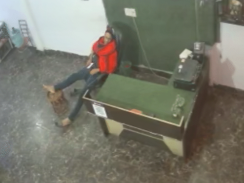 आत्ता ते खुची पासून खाली घासरू.