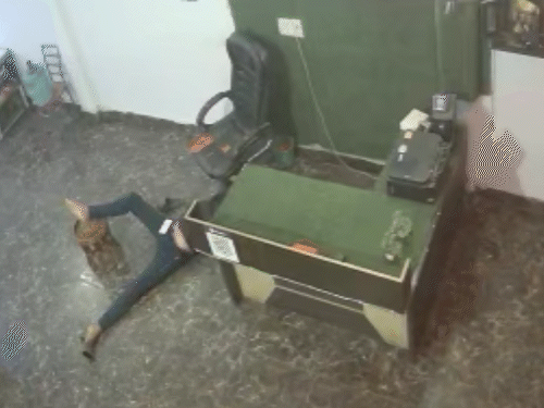 खुची पासून खाली खाली पडलेल्या सुनील उठल्यावर खाली उतरले होते.