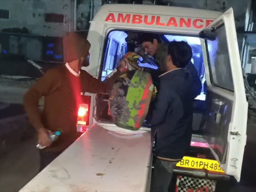पुलिस ने मो. अतहर को पहले नवादा सदर अस्पताल, फिर पावापुरी विम्स में भर्ती कराया था।