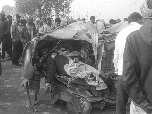 उन्नाव में एक ऑटो को डंपर ने टक्कर मार दी। इसके बाद शव ऑटो में ही फंस गए।