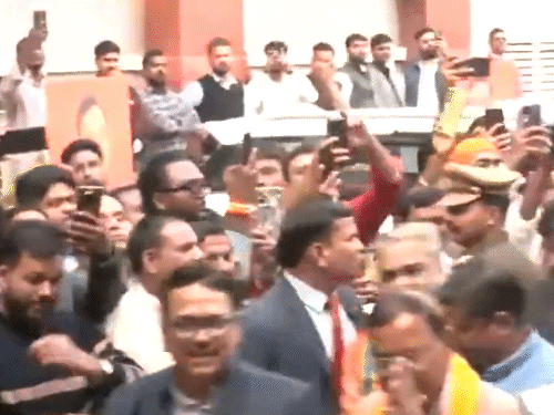 यूपी भाजपा के अध्यक्ष के लिए नामांकन से पहले पंकज चौधरी ने पार्टी दफ्तर के बाहर हाथ जोड़कर कार्यकर्ताओं को प्रणाम किया। सिर झुकाकर उनका अभिवादन स्वीकार किया।