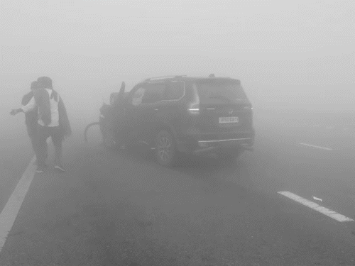 UP Weather LIVE Photos Video Updates; Kanpur Ayodhya | Varanasi Lucknow  Cold Wave Alert | कोहरे का कहर, 38 गाड़ियां टकराईं: नोएडा में 15 वाहन  भिड़े, रायबरेली में ट्रक लटका; यूपी में