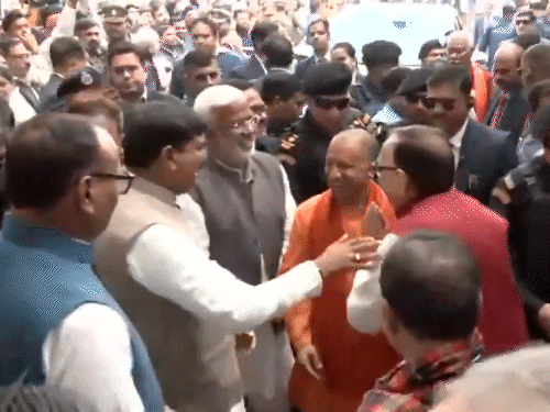 पंकज चौधरी यांच्या उमेदवारी अर्जासाठी योगी भाजप कार्यालयात प्रवेश घेतला. महेंद्रनाथ पांडे आणि स्वतंत्र देव सिंह यांनी त्यांचे स्वागत केले. सर्वजण हसत-खेळत दिसले.