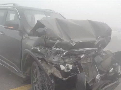 सुल्तानपुर में पूर्वांचल एक्सप्रेस-वे पर कोहरे के चलते खड़ी वैगन-आर में स्कॉर्पियो आकर भिड़ गई।