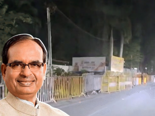 केंद्रीय मंत्री शिवराज सिंह चौहान के भोपाल स्थित आवास के बाहर रात में बैरिकेडिंग बढ़ा दी गई। - Dainik Bhaskar