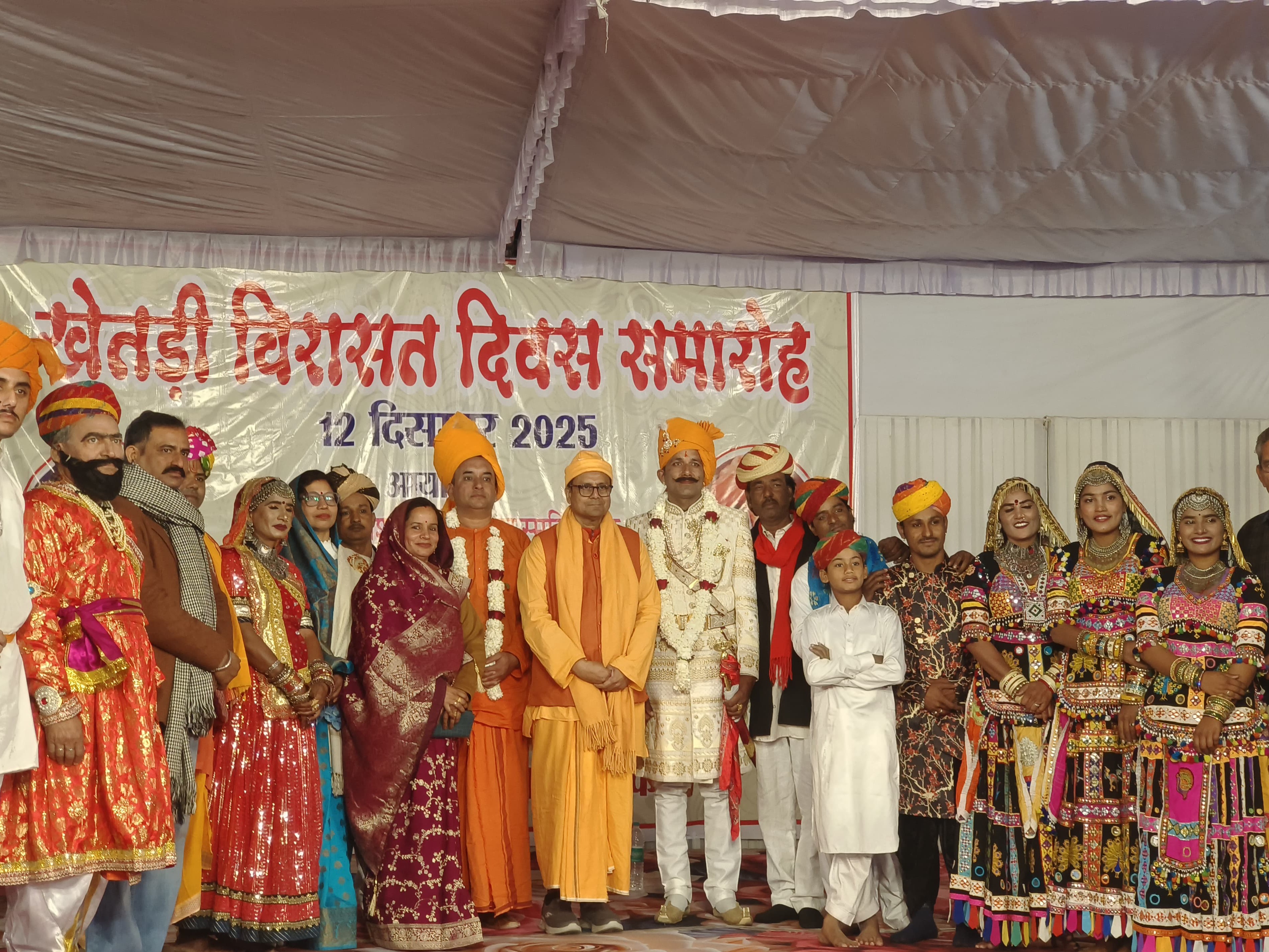 कार्यक्रम में स्वामी विवेकानंद और राजा अजीत सिंह की झांकियां भी निकाली गईं।