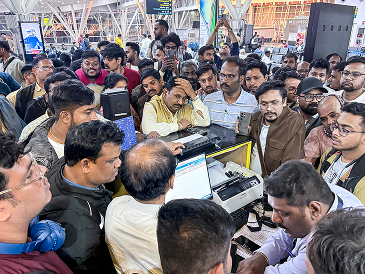 तस्वीर रायपुर एयरपोर्ट पर 4 दिसंबर की है। इंडिगो फ्लाइट्स लेट होने और आखिर में रद्द कर दिए जाने के बाद यात्री नाराज थे, कई लोग एयरपोर्ट पर ही फंसे रहे।