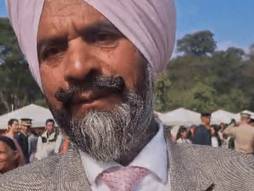 जानकारी देते हुए हरप्रीत सिंह के पिता।