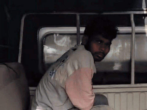 बेअदबी के आरोपी को पुलिस पकड़कर ले गई।