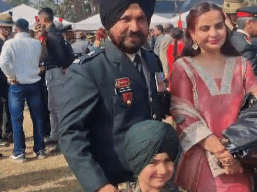 हरप्रीत सिंह का के भाई, भाभी और मां भी परेड में पहुंचे थे।