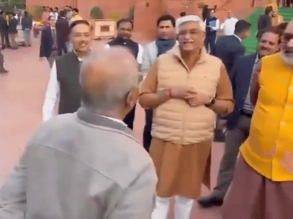 संस्कृति मंत्री ने ‘सिगरेट वाले सांसद’ को पकड़ा:  कलेक्टर-SP ने फूल देकर समझाया ‘रूल’; कुलगुरु के रास्ते में फिर ‘रुकावट’ – Rajasthan News