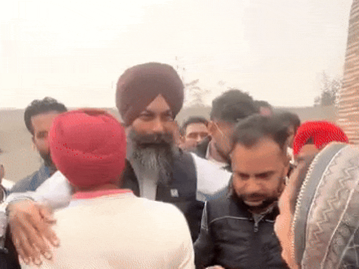 जेल से रिहा होने के बाद परिजनों से मिलते हुए गुरप्रीत सिंह सेखों।