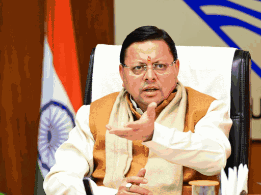 समीक्षा बैठक में अधिकारियों को निर्देश देते सीएम धामी।