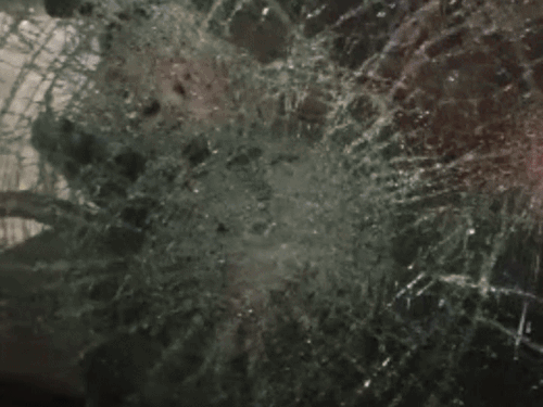 विवाद में टूटी गाड़ी , जांच करते पुलिस कर्मी