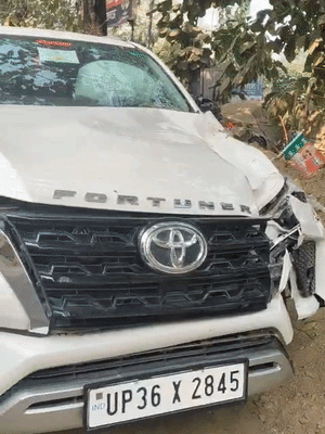 फॉर्च्यूनर अमेठी जिले के नंबर पर रजिस्टर्ड है। उस पर बीजेपी का झंडा और विधानसभा का पास लगा हुआ है।