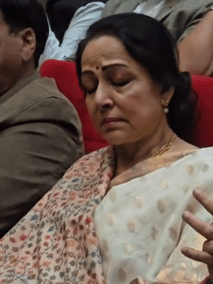 धर्मेंद्र पर बनी डॉक्यूमेंट्री देख हेमा मालिनी भावुक हो गईं।