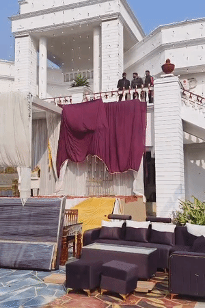 गेस्ट हाउस में रखा दहेज का सामान।