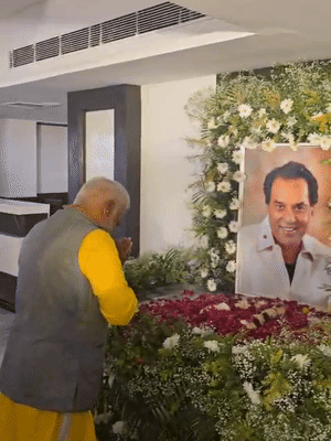 राजनीतिक, सामाजिक, धार्मिक जगत से जुड़ी कई प्रमुख हस्तियों ने धर्मेंद्र को श्रद्धांजलि दी।