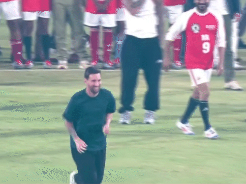 Lionel Messi Goat India Tour Birth Family Career Clubs Goals World Cup |  मेसी ने हैदराबाद में बच्चों के साथ फुटबॉल खेला: कोलकाता स्टेडियम से जल्दी  निकले, तो फैंस ने ...