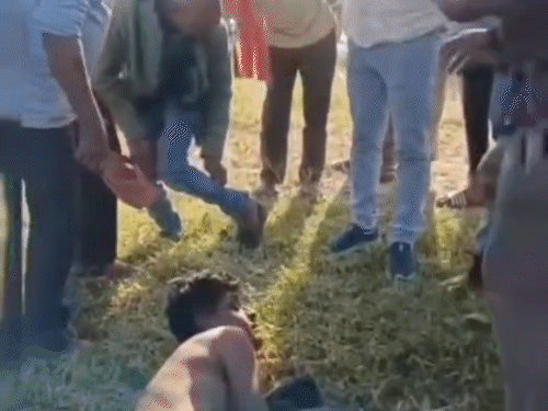 पत्थर फेंक रहे नशेड़ी युवक की पिटाई - Dainik Bhaskar