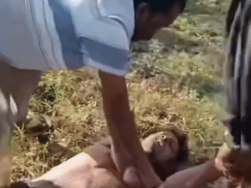 बलरामपुर में नशे में धुत युवक की बांधकर पिटाई।