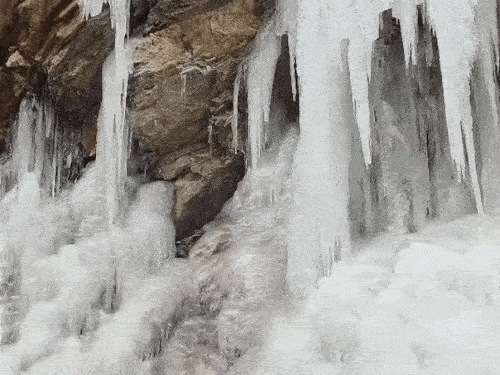 उत्तराखंड के चमोली में शनिवार झरने जम गए हैं।