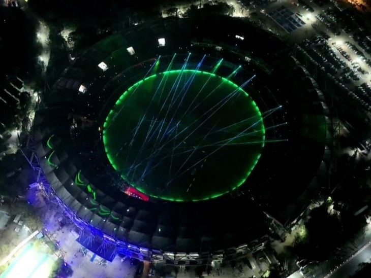 उप्पल स्टेडियम में लेजर शो का एक दृश्य।