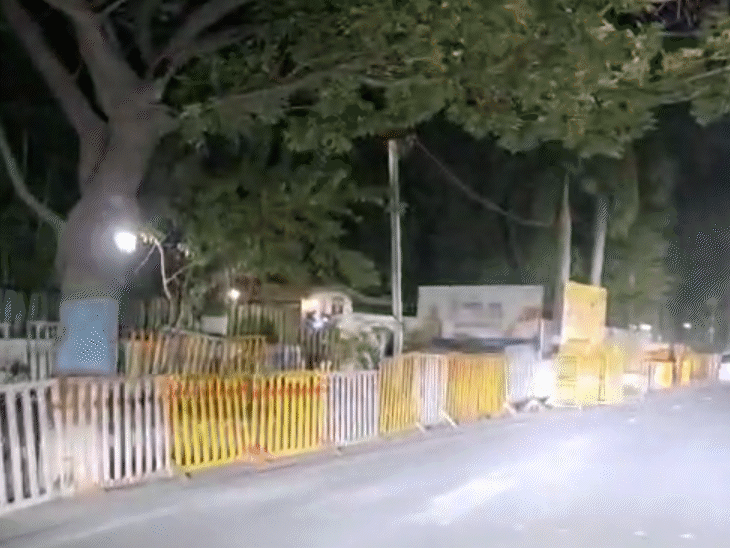 केंद्रीय मंत्री शिवराज के भोपाल स्थित आवास के बाहर शुक्रवार रात बैरिकेडिंग की गई।