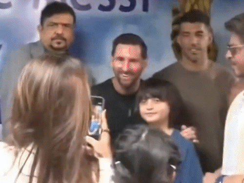 सुबह 11.05 बजे: मेसी बॉलीवुड एक्टर शाहरुख खान और उनके बेटे अबरार से मिले।