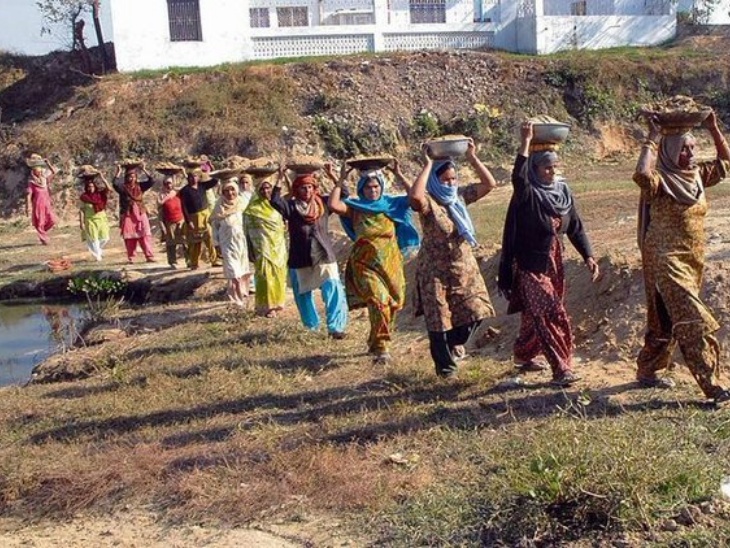 मनरेगा को 2005 में लागू किया गया था, इसमें मजदूरी राज्य के हिसाब से अलग-अलग तय होती है। - Dainik Bhaskar