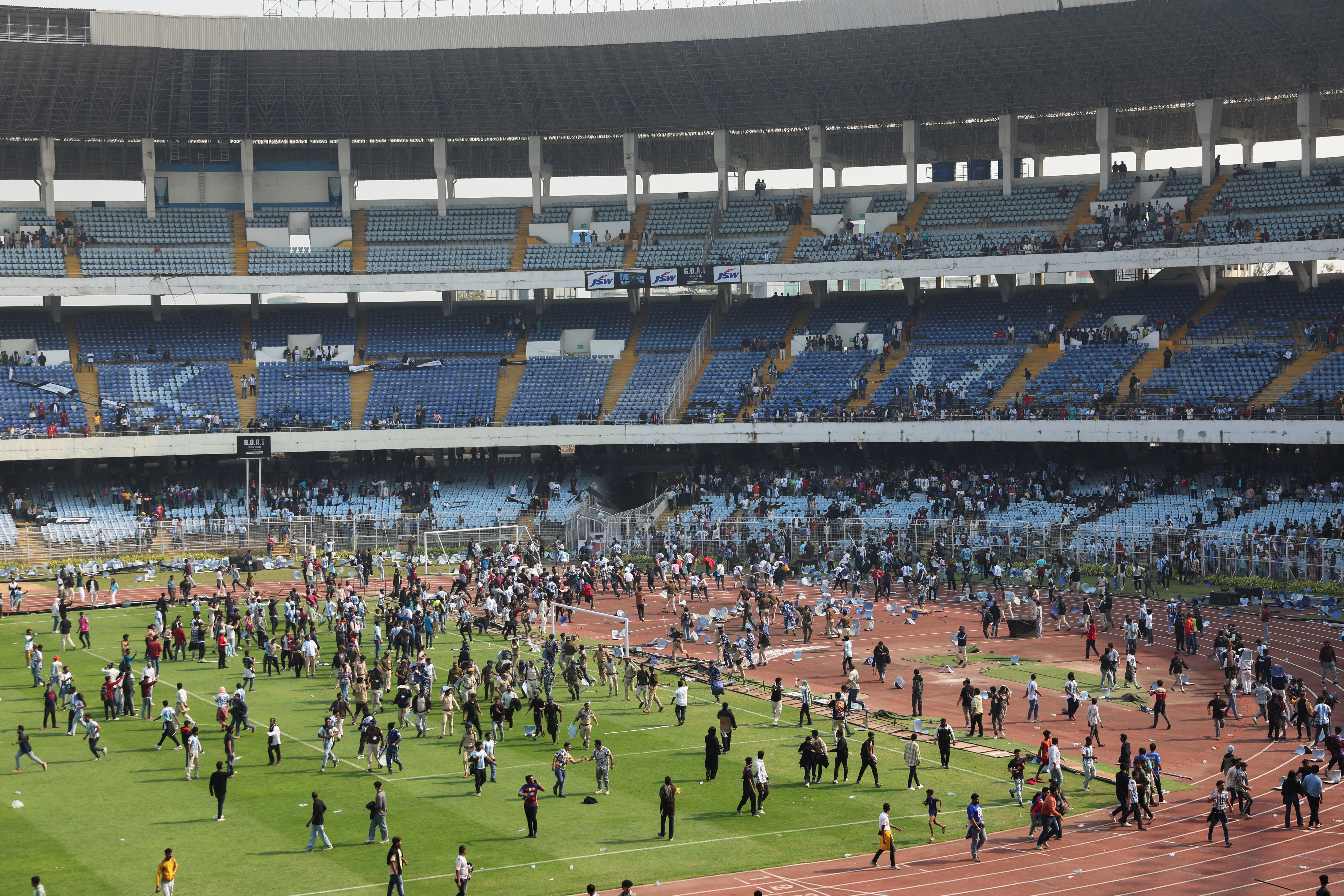 दोपहर 12.45 बजे: दर्शकों की नाराजगी से स्टेडियम में भगदड़ जैसे हालात बन गए।