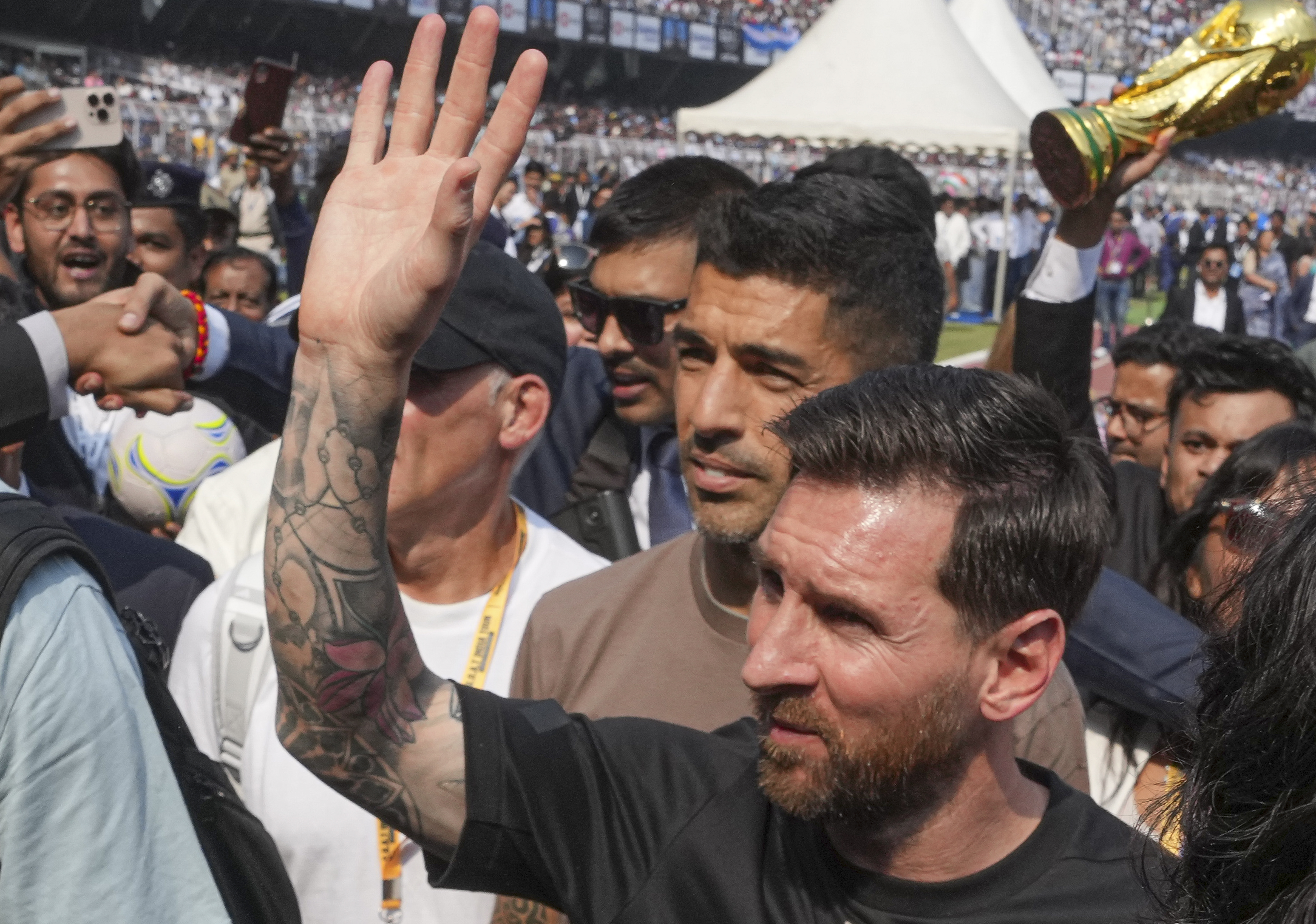 सुबह 11.45 बजे: मेसी सॉल्ट लेक स्टेडियम पहुंचे और फैंस का अभिवादन किया।