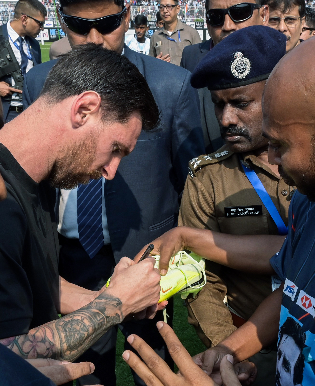 दोपहर 12.25 बजे: फैंस के ऑटोग्राफ देने के बाद लियोनल मेसी स्टेडियम से बाहर निकल गए।