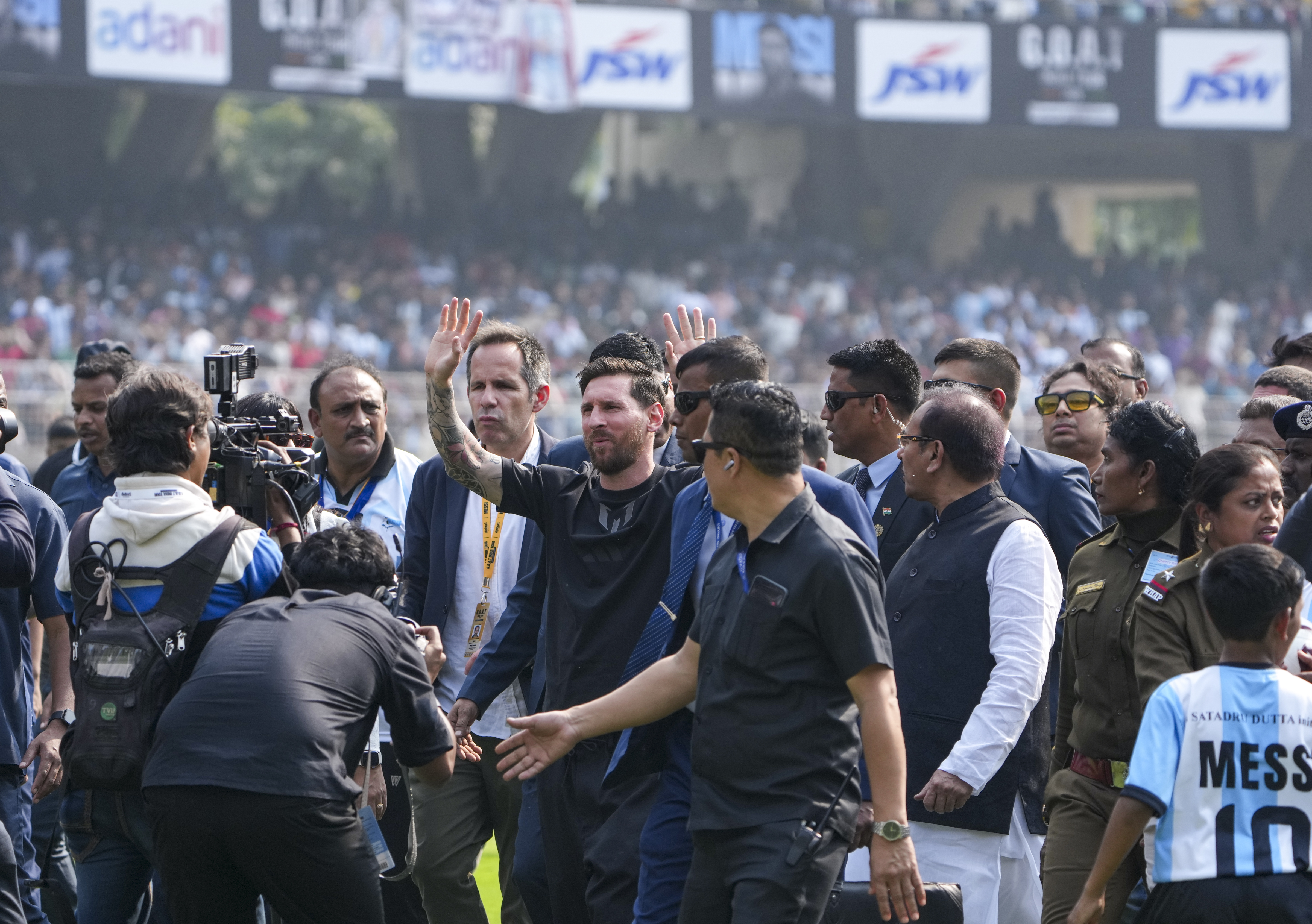 दोपहर 12.50 बजे: लियोनल मेसी हैदराबाद पहुंचने के लिए कोलकाता स्टेडियम से एयर